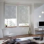 Дизайн гостиной с открытыми рулонными шторами
