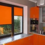 Оранжевые шторы на кухонном окне