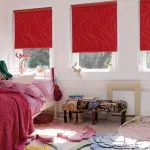 Красные шторы на окнах спальни для девушки