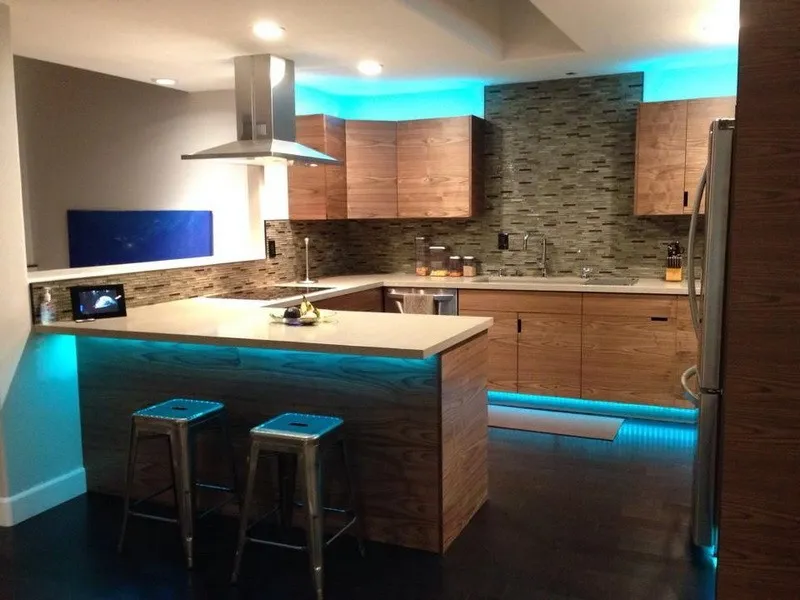 Барная стойка голубой подсветкой на кухне
