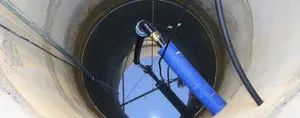 Установка насоса в колодце должна производиться очень аккуратно.
