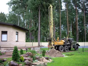 Скважину для воды нужно бурить достаточно глубоко.