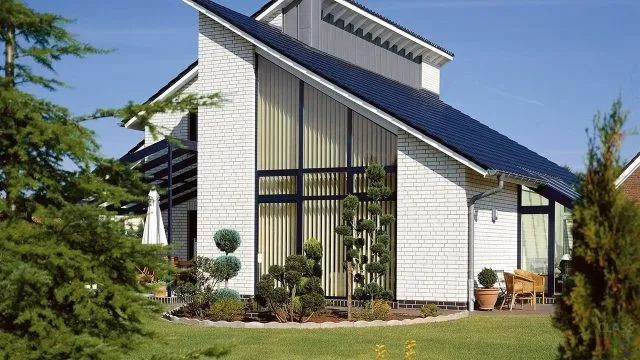 Красивый кирпичный дом с односкатной крышей