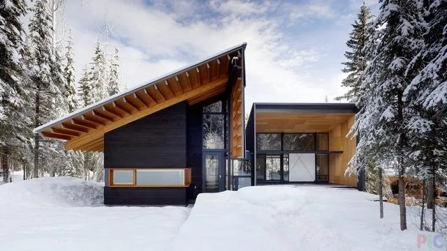 Современный скандинавский дом в заснеженных горах