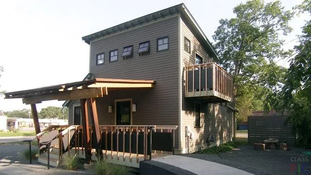 Садовый двухэтажный дом с односкатной крышей