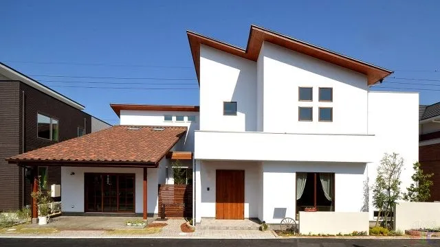 Белоснежный дом с односкатной мансардной крышей