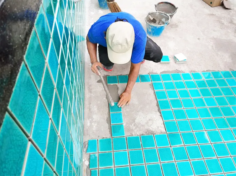Чистовая отделка бассейна может быть выполнена плиткой или мозаикой. Отличные результаты показывает керамогранит. Швы в плиточной кладке заполняют затиркой, специально предназначенной для бассейнов