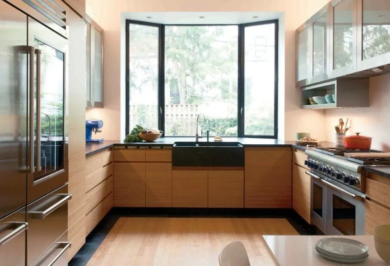 Дизайн кухни с раковиной у окна