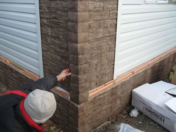 Процесс монтажа угловых элементов фасадных панелей