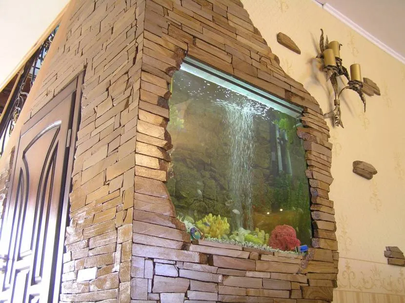 Декоративный камень и аквариум