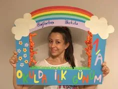 Okulda ilk günüm çerçeve örneği Manners For Kids, Sunshine Birthday, Cover Photo Quotes, School Worksheets, 1st Day Of School, Book Week, School Decorations, Classroom Decor