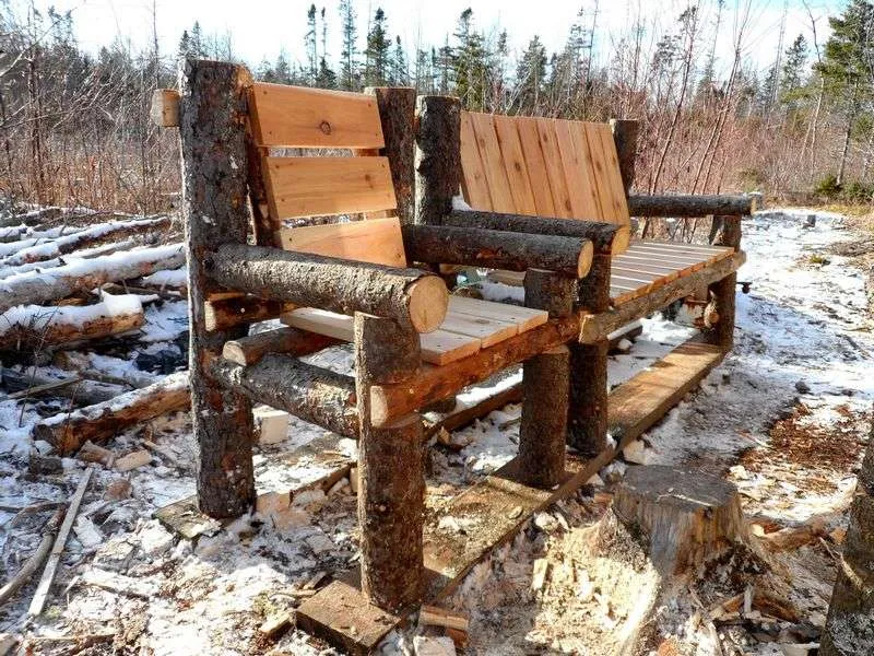 стул и скамейка из бревен и досок