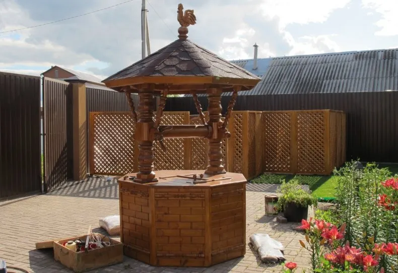 <!-- 4 (2023-08-23)--></p>
<p>Создание деревянного домика для колодца собственными руками: схемы, размеры, образцы готовых проектов. Как реализовать идею по постройке защитного домика для скважины? Владение собственным колодцем на участке – это не только прихоть, как может показаться на первый взгляд.</p>
<p><!-- /4 -->» width=»790″ height=»542″></p>
<p><img decoding=