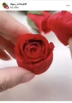 Paper Roses Diy, Paper Flowers Diy Easy, Crepe Paper Roses, Handmade Flowers Paper, Paper Flower Tutorial, Diy Roses, Diy Yarn Flowers, Diy Lace Ribbon Flowers, Making Fabric Flowers