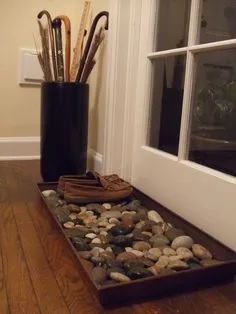 add a boot tray with rocks to have less mess in entyway..rocks drain water so your shoes will dry faster when they are wet. Diy Garden Decor, Backyard Decor, Interior Design Living Room, Living Room Decor, Cottage Hallway, Entryway Shoe Storage, Boot Tray