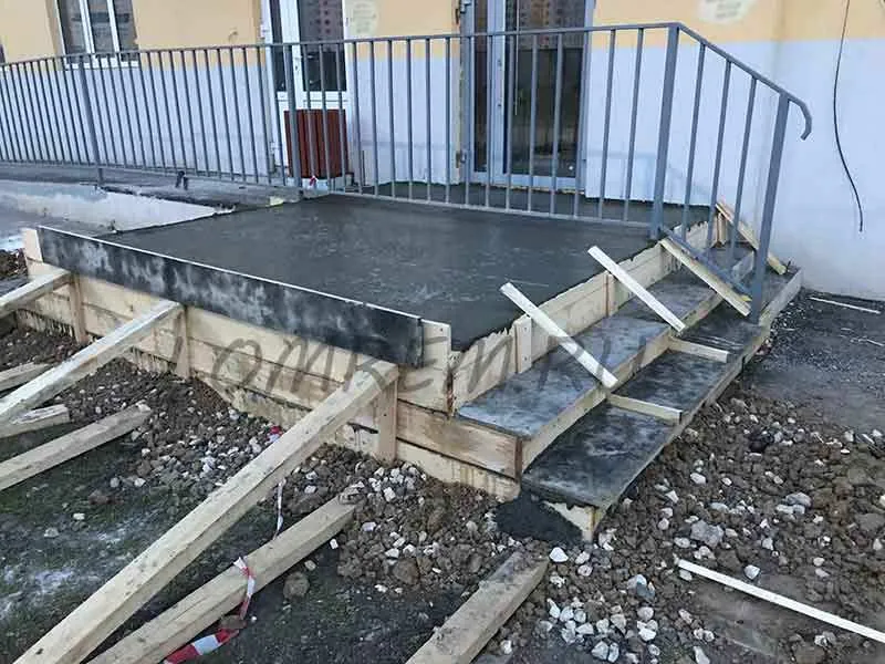 Бетонный порог со ступеньками залит в опалубку.