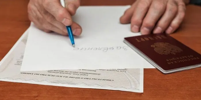 Человек пишет заявление