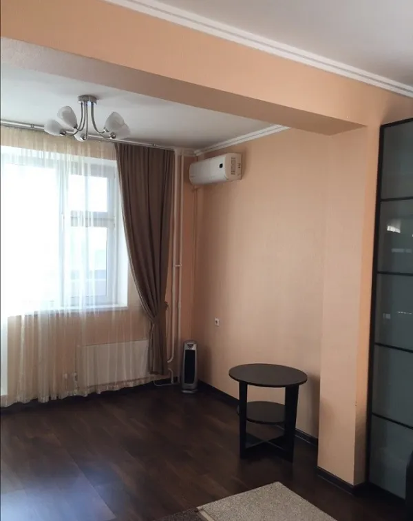 Крашенная балка в комнате