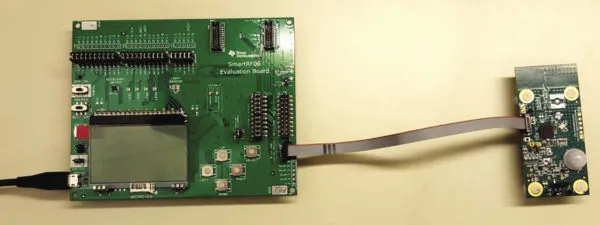 Рис. 7. Подключение оценочной платы SmartRF06 к макетной плате ИК-датчика движения для програм- мирования и отладки