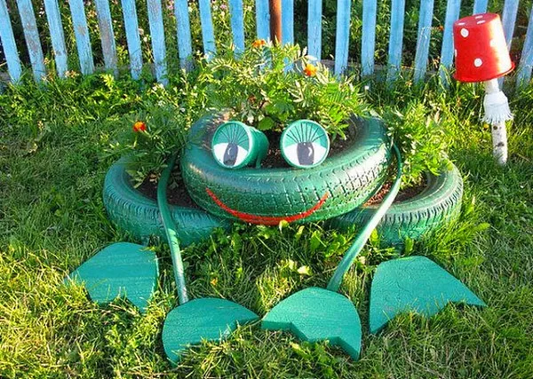 Необычная клумба из покрышек