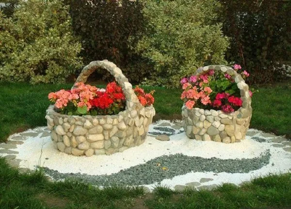 Клумба из натурального камня в виде корзиночек