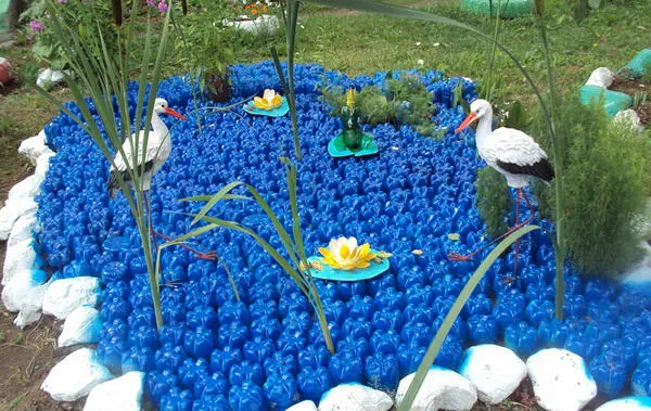 Клумбы из пластиковых бутылок