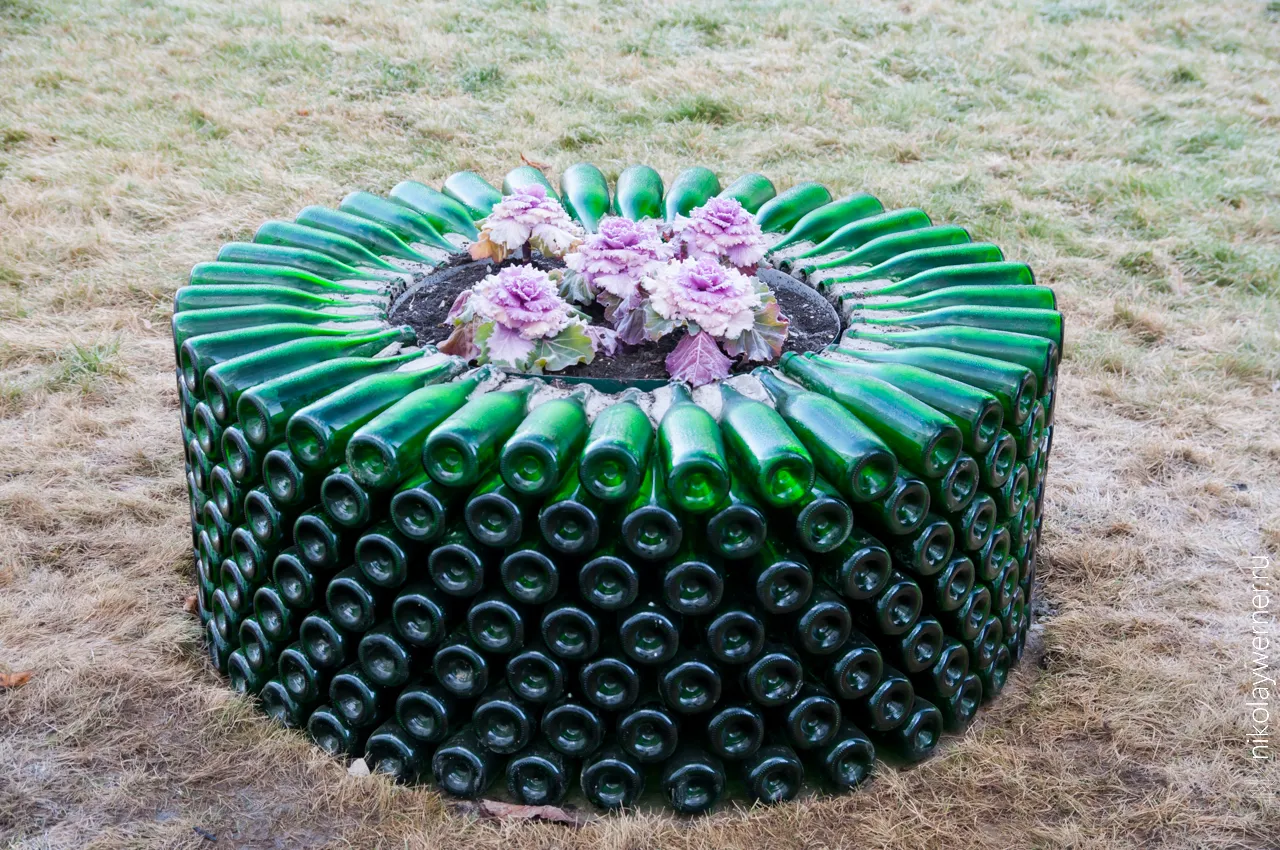 Клумба из стеклянных бутылок
