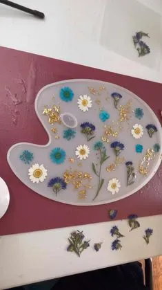 Palette tutorial, diy palette, real flower palette, gift for artists, painter palette, painter, artist, ideas for paint Art Painting Tools, Resin Painting, Diy Arts And Crafts, Crafts To Make, Painters Palette, Ceramics Ideas Pottery