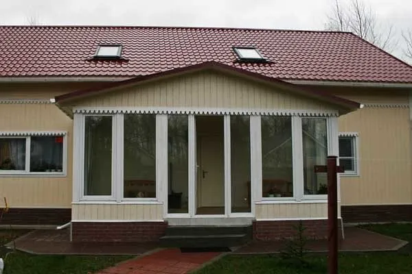 Закрытая конструкция, отделанная деревянной вагонкой