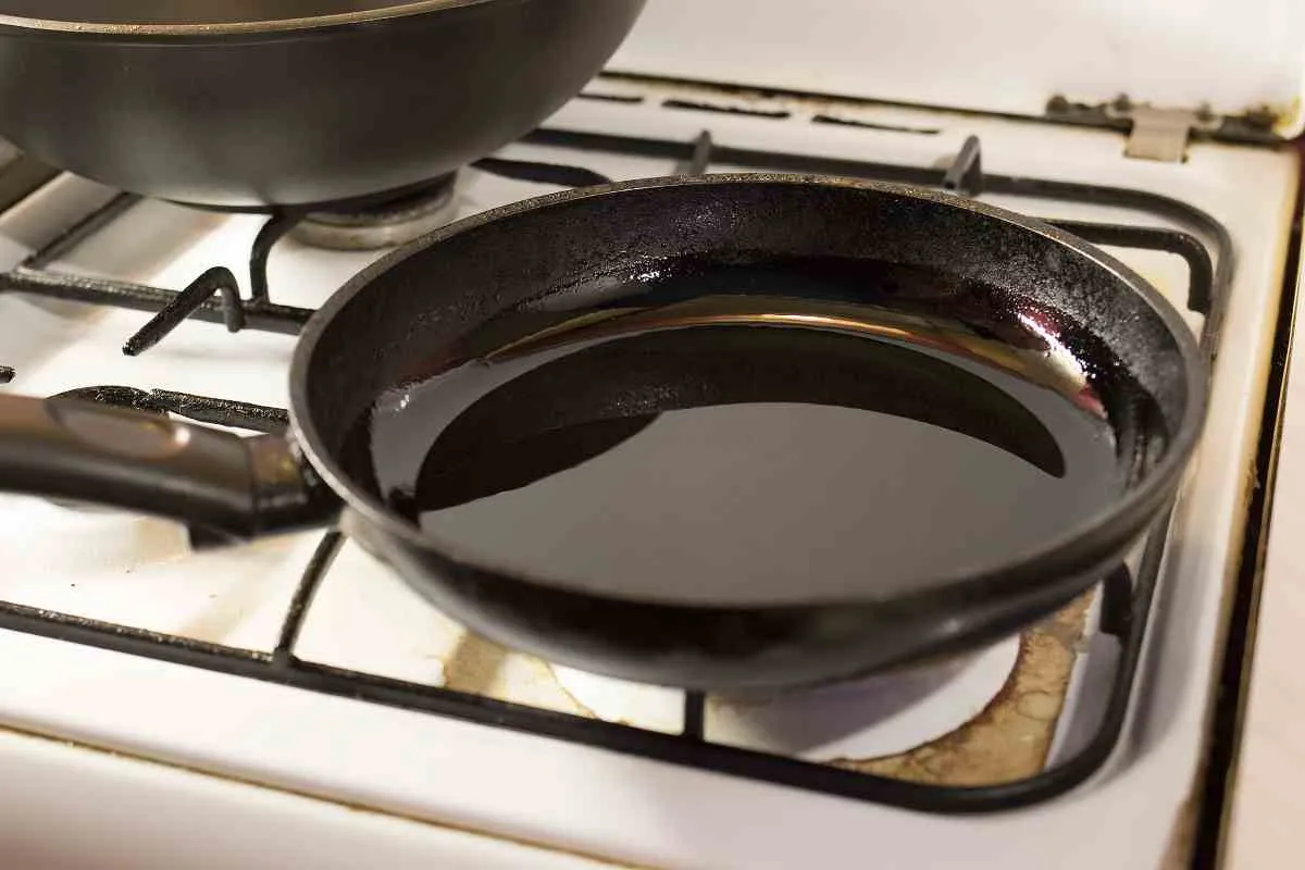 прокаливание сковороды с маслом