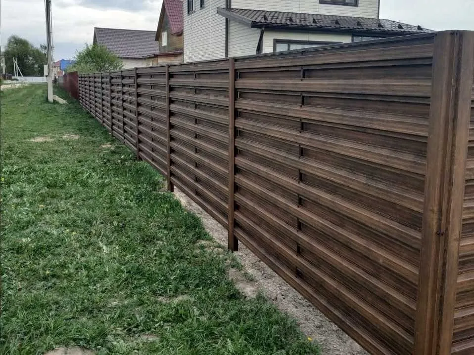 Горизонтальный забор из металлического штакетника
