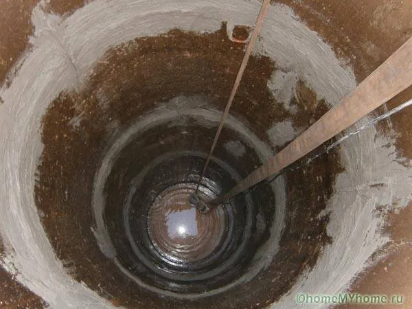 При неправильном устройстве колодца в питьевую попадет грунтовая вода с примесями