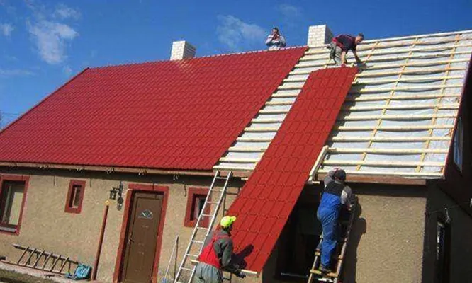 Специалисты работают с крышей