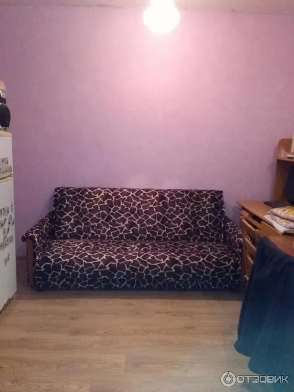 Стена с нанесенным высохшим покрытием silk plaster
