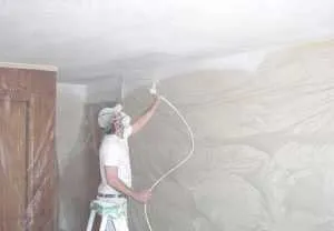 Покраска потолка водоэмульсионки краскопультом Покраска потолка при помощи краскопульта