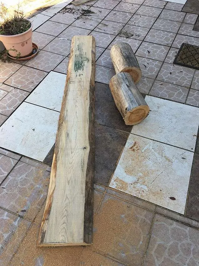скамейка из бревен и доски
