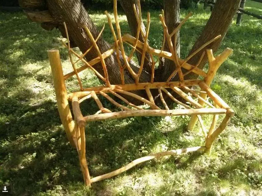 садовая скамейка из веток