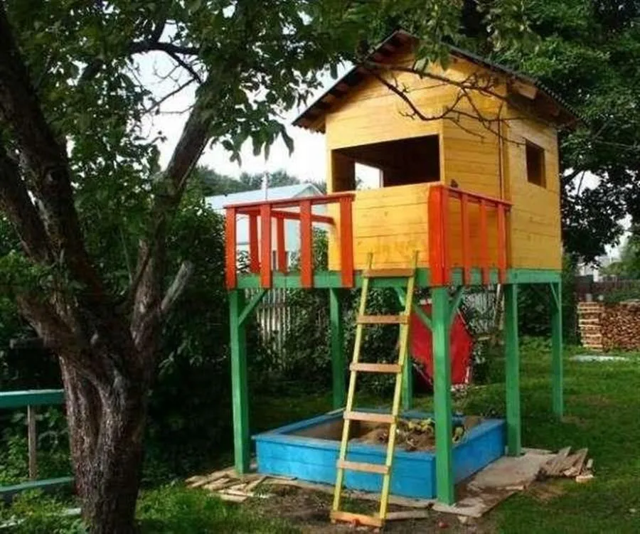 Детский домик на сваях своими
