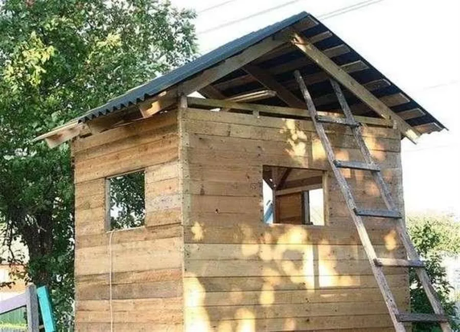 Детский домик на сваях своими