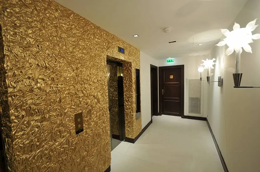 Пример фактурной штукатурки в интерьере коридора