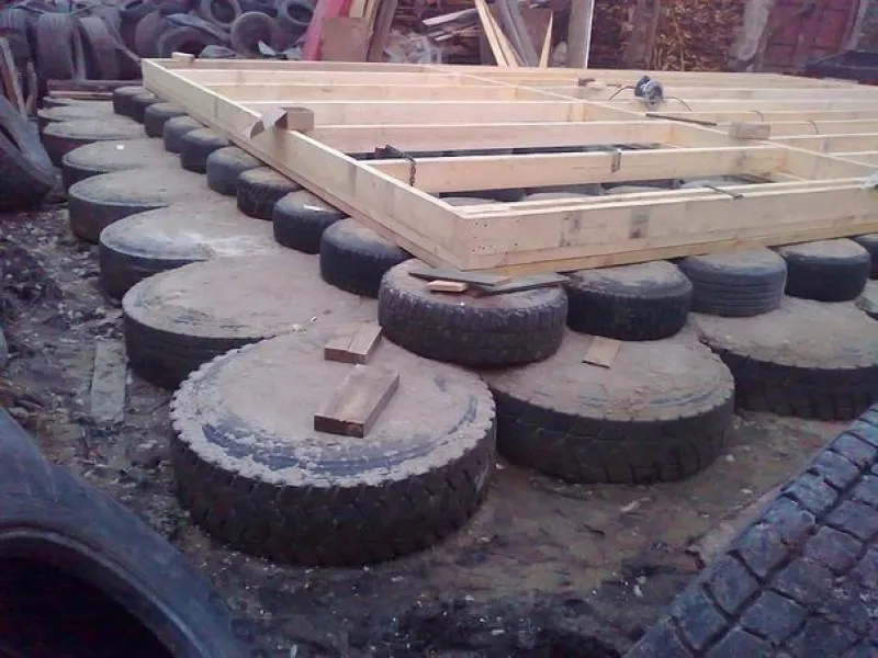 Фундамент для сарая на даче из автомобильных покрышек