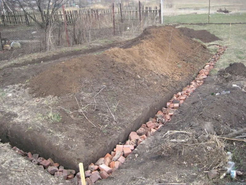 Мелкозаглубленный фундамент из битого кирпича для сарая на дачном участке