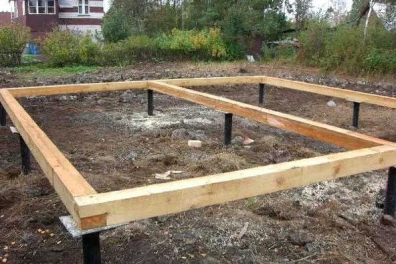 Фундамент для сарая на винтовых сваях