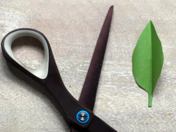 Как сделать розу из бумаги, фоамирана, фетра, ленты и других материалов (15 мастер-классов)