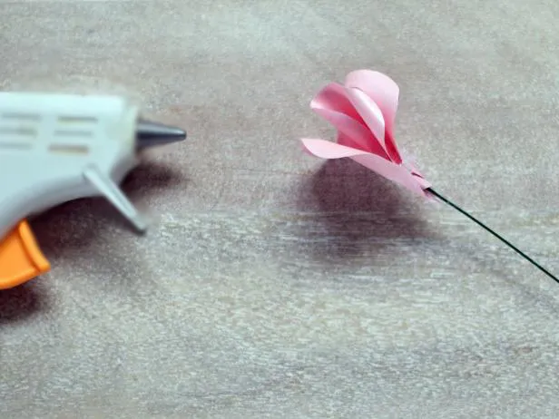 Как сделать розу из бумаги, фоамирана, фетра, ленты и других материалов (15 мастер-классов)