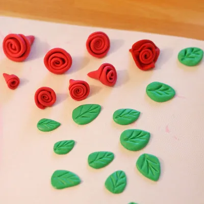 Как сделать розу из бумаги, фоамирана, фетра, ленты и других материалов (15 мастер-классов)