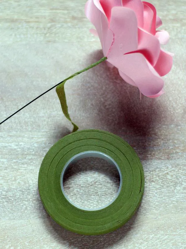 Как сделать розу из бумаги, фоамирана, фетра, ленты и других материалов (15 мастер-классов)