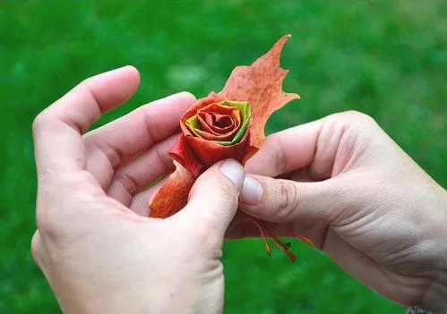 Как сделать розу из бумаги, фоамирана, фетра, ленты и других материалов (15 мастер-классов)