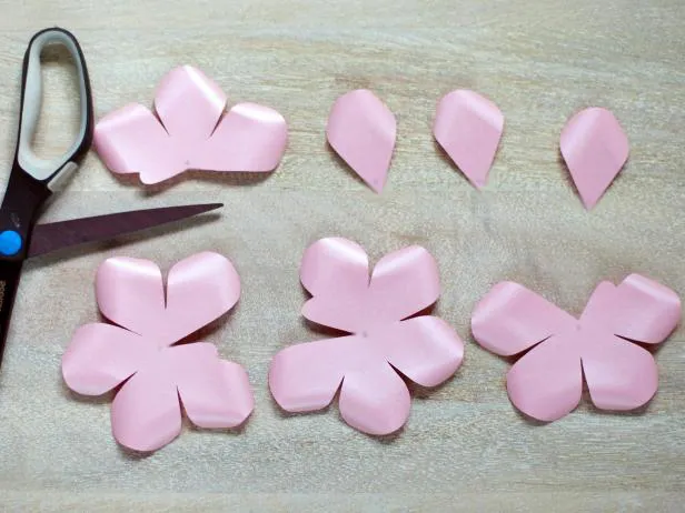 Как сделать розу из бумаги, фоамирана, фетра, ленты и других материалов (15 мастер-классов)