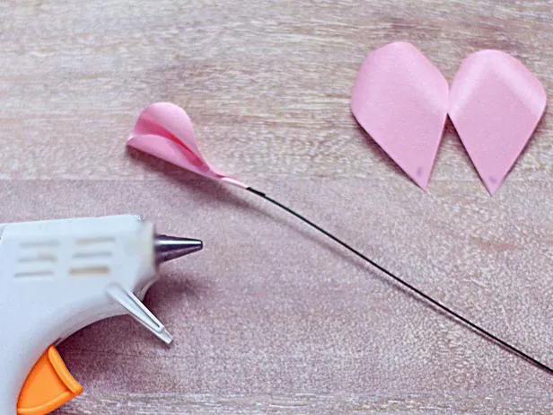 Как сделать розу из бумаги, фоамирана, фетра, ленты и других материалов (15 мастер-классов)